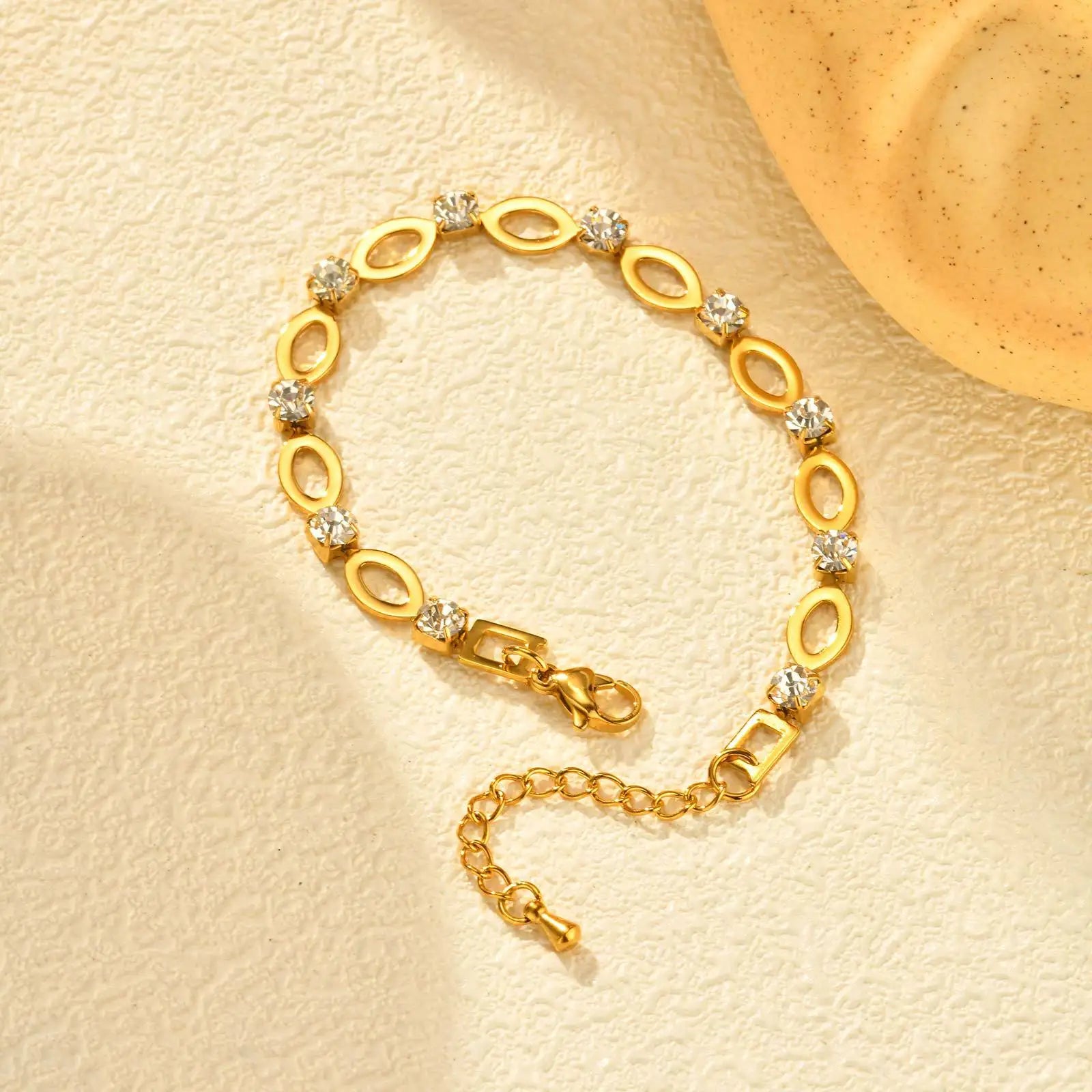 Exquisite and Fashionable White Zircon Openwork Oval Bracelet  Necklace 18k Gold-plated Waterproof Stainless Steel YF8131