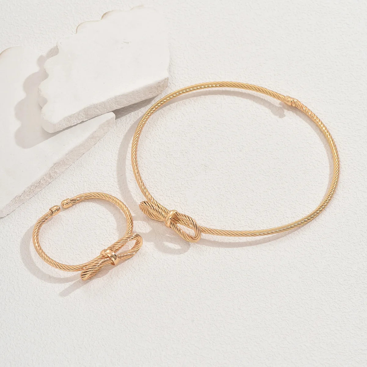 2025 New Luxury Women's Accessible Niche Geometric Bow Design High-End Necklace Bracelet Set Fashion Cuff Bracelets