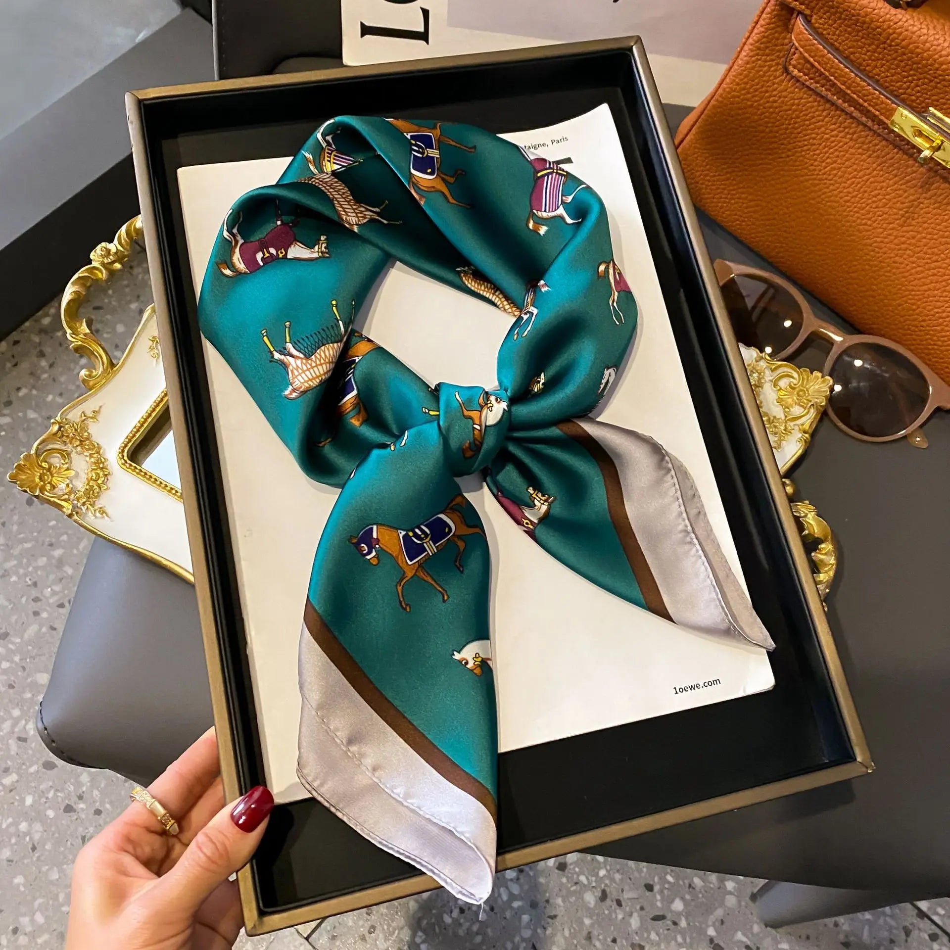 Châle carré en soie de luxe pour femmes, écharpe en Satin, enveloppes de mode, foulard, bandes de cheveux, ruban, bandeau Bandana 70x70cm