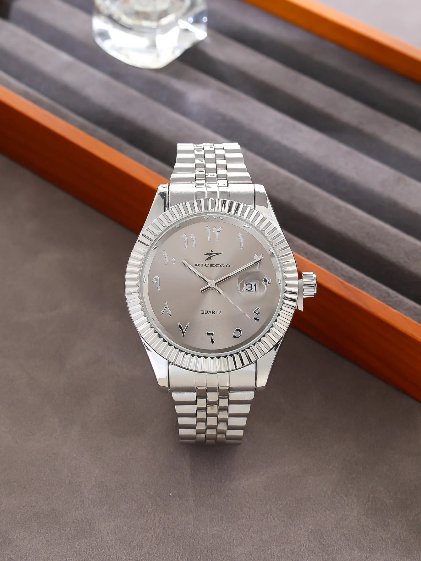Men's wristwatch – Classic, quartz and high-end design