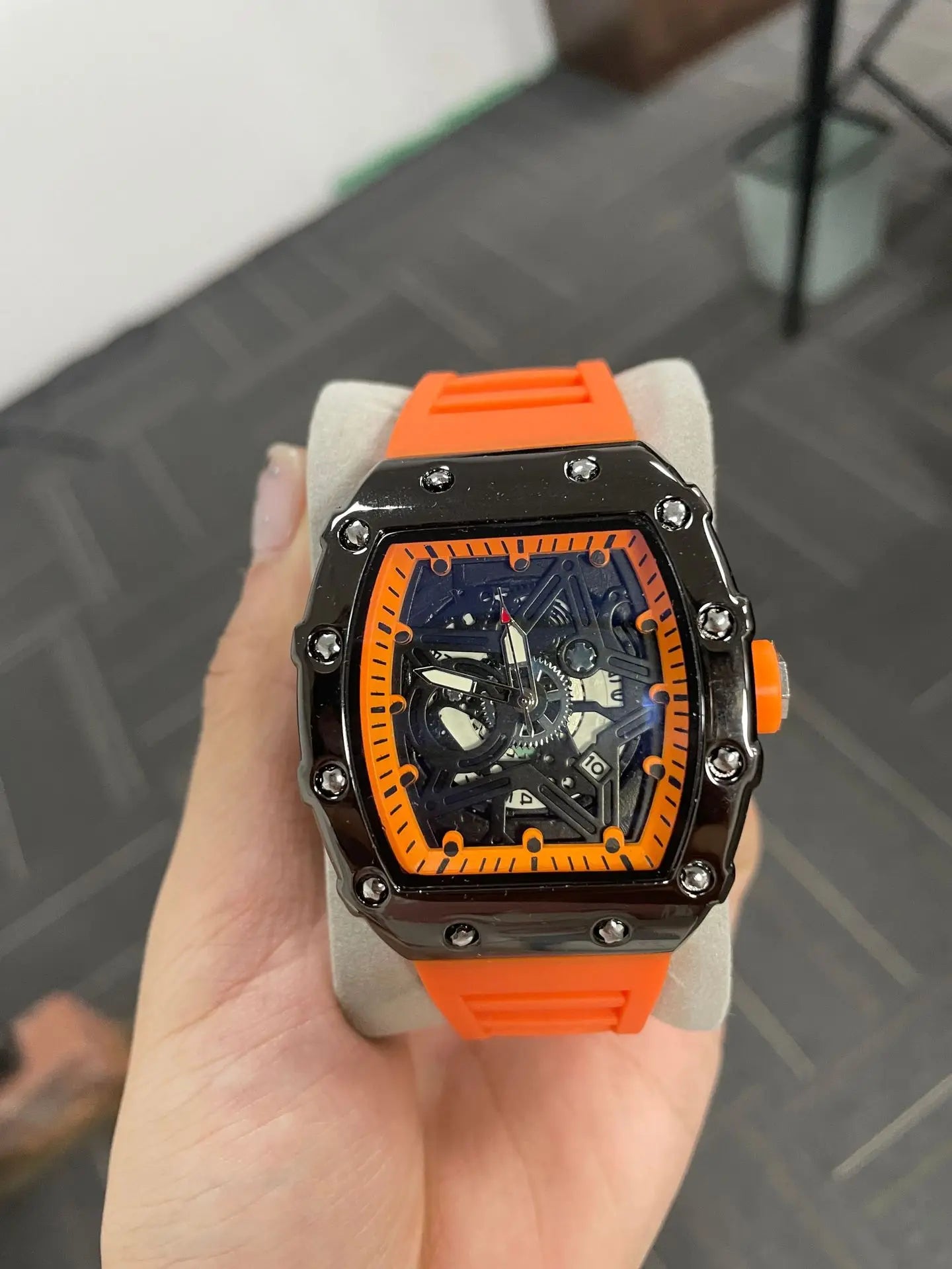 Montres pour hommes, marque de luxe légère, tendance de beauté dominatrice, pentagramme lumineux en forme de baril de vin, mode masculine, horloge à Quartz