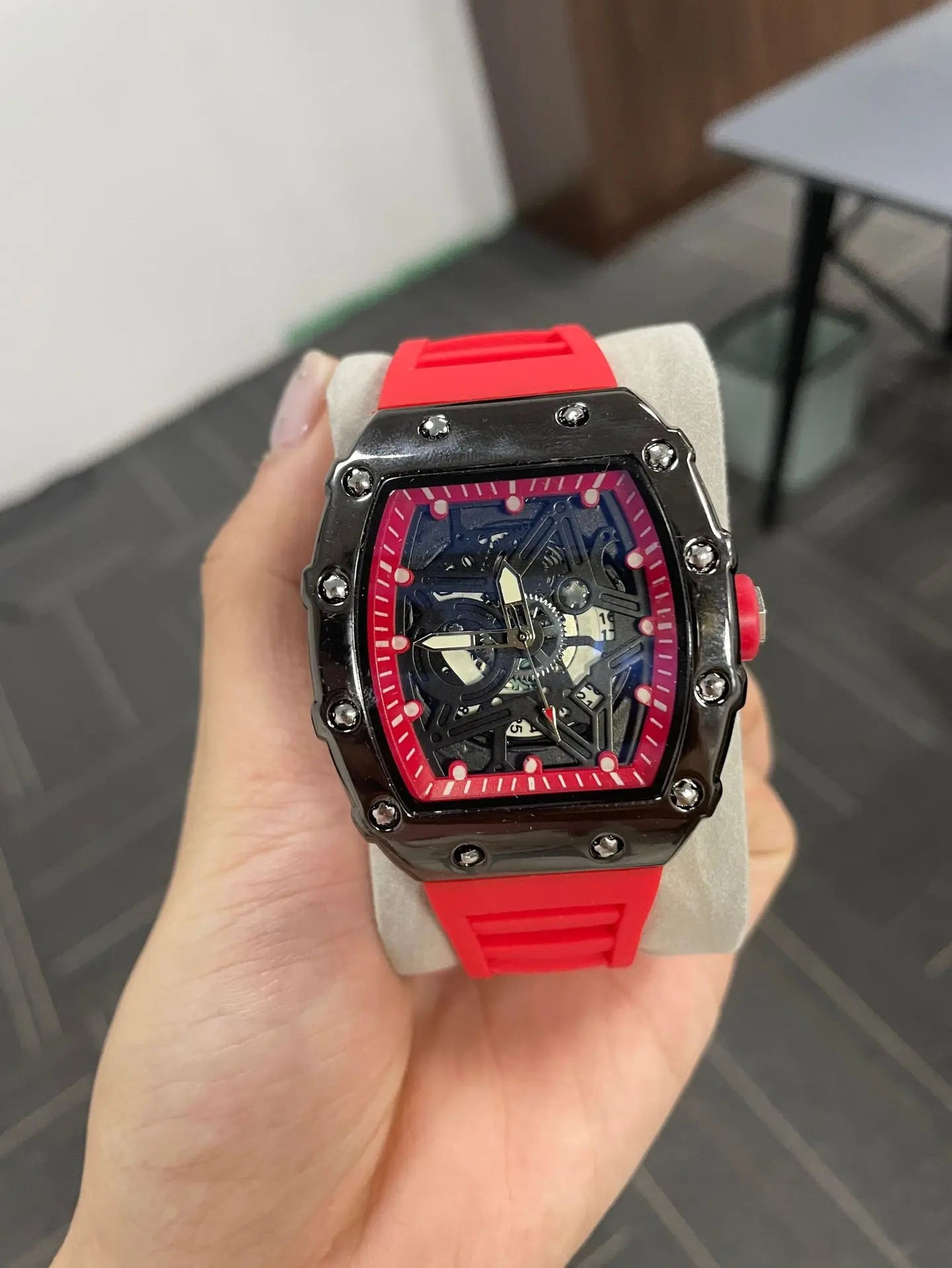 Montres pour hommes, marque de luxe légère, tendance de beauté dominatrice, pentagramme lumineux en forme de baril de vin, mode masculine, horloge à Quartz