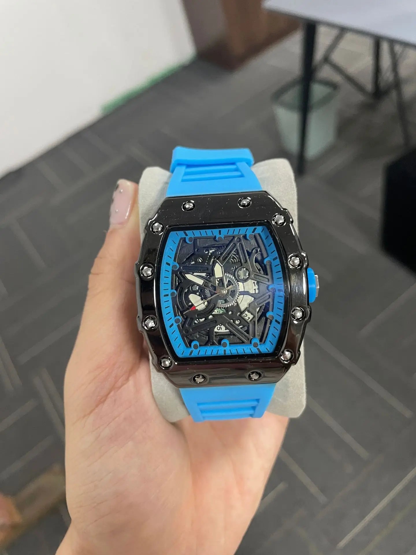 Montres pour hommes, marque de luxe légère, tendance de beauté dominatrice, pentagramme lumineux en forme de baril de vin, mode masculine, horloge à Quartz